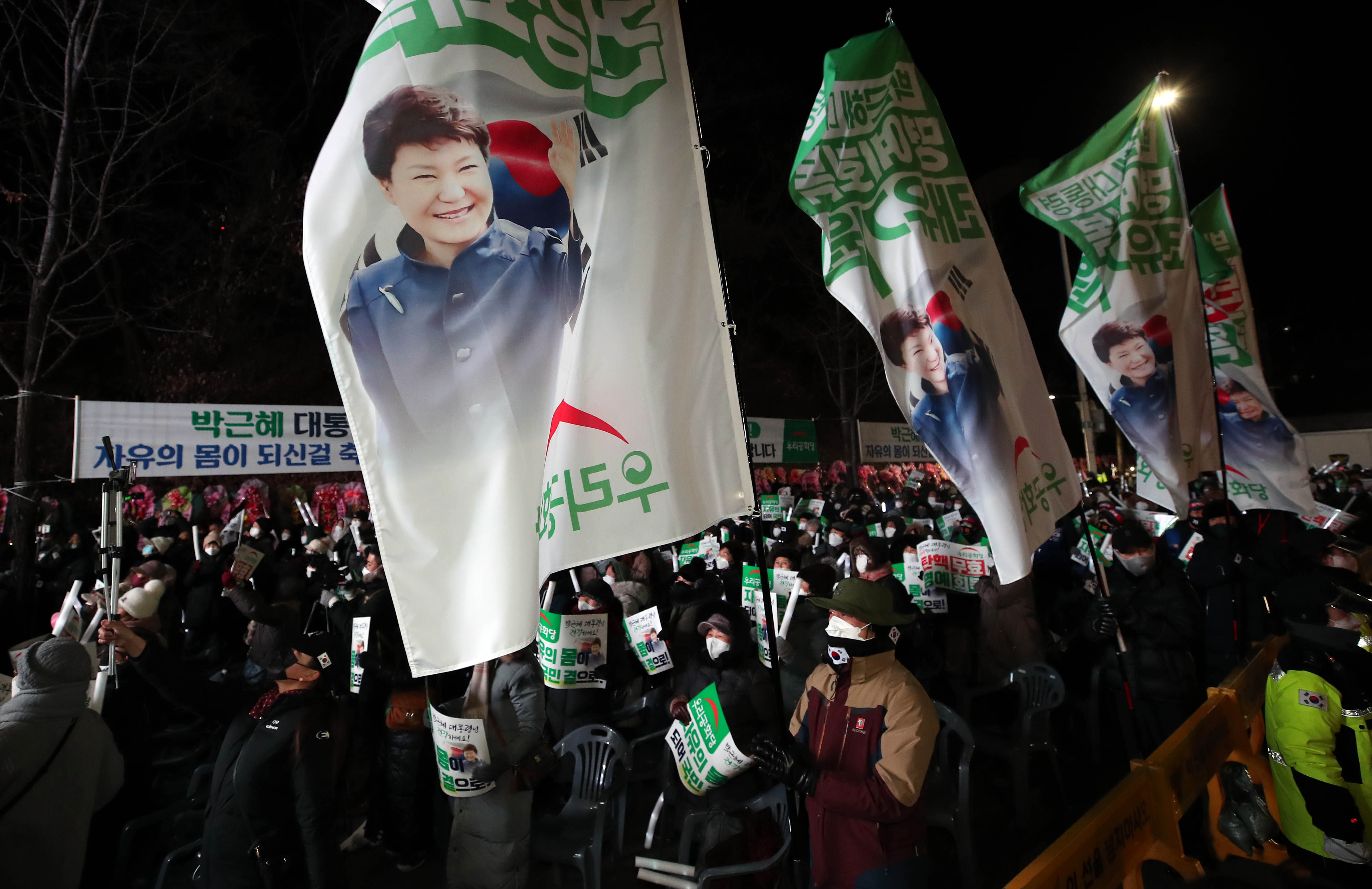 ▲▼南韓保守陣營支持者30日聚集在三星首爾醫院，慶祝前總統朴槿惠特赦令生效。（圖／達志影像）
