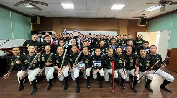 富邦悍將王苡丞捐贈母校成德高中球具 圖 取自秉初運動經紀官方臉書