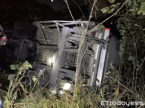 ▲▼ 國道一號南向259.4公里交通事故 。（圖／記者翁伊森翻攝）