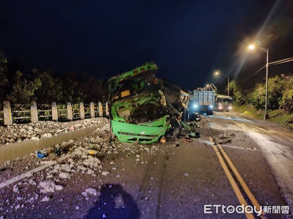 ▲▼台2線清晨「兩部砂石車對撞」　1頭顱破裂慘死、1命危。（圖／記者郭世賢翻攝）