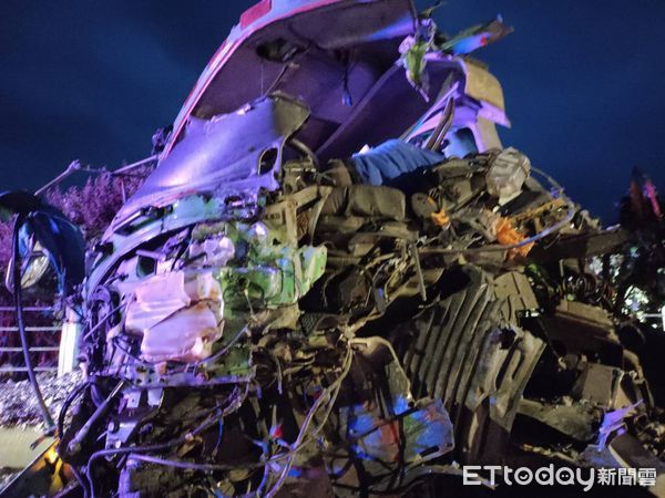 ▲▼台2線清晨「兩部砂石車對撞」　1頭顱破裂慘死、1命危。（圖／記者郭世賢翻攝）