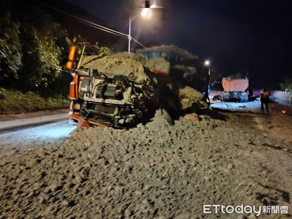 ▲▼台2線清晨「兩部砂石車對撞」　1頭顱破裂慘死、1命危。（圖／記者郭世賢翻攝）