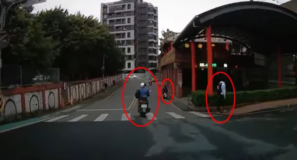 ▲▼ 男子過馬路推機車 。（圖／WoWtchout - 地圖型行車影像分享平台授權提供）