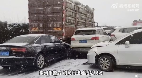 ▲瀋陽強降雪導致約30輛車連環追撞。（圖／翻攝中國消防）