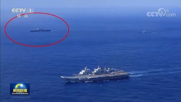 ▲日軍準航母出雲號與解放軍遼寧號航母同框。（圖／翻攝央視）