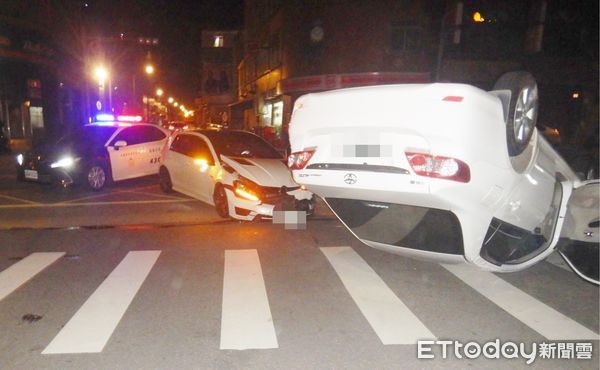 ▲桃園市楊梅區金山街口處，31日發生2車碰撞與翻覆意外，警方到場處理。（圖／記者沈繼昌翻攝）