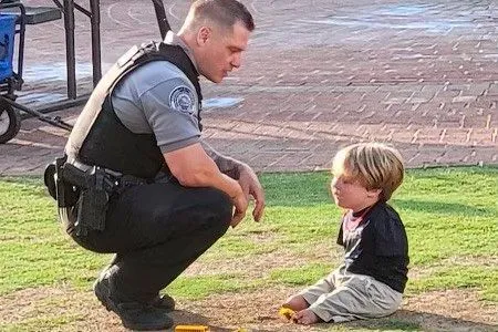 ▲▼漢姆費瑞斯和塞弗霍爾德展現好交情。（圖／翻攝自Facebook／Duluth Police Department）