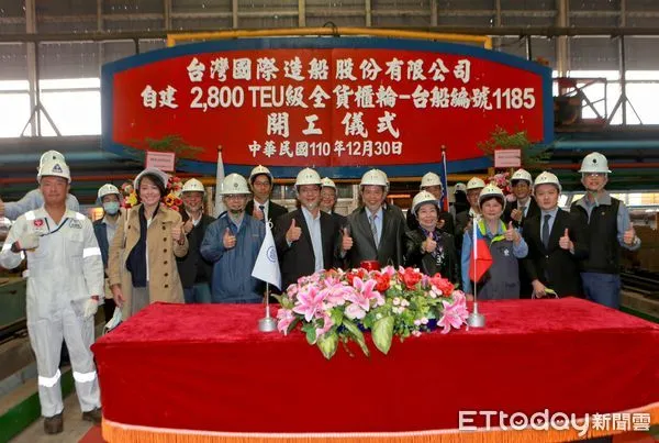 ▲台船公司自建4艘2,800箱級全貨櫃輪開工，總經理魏正賜(右五)與貴賓合影。（圖／台船提供）