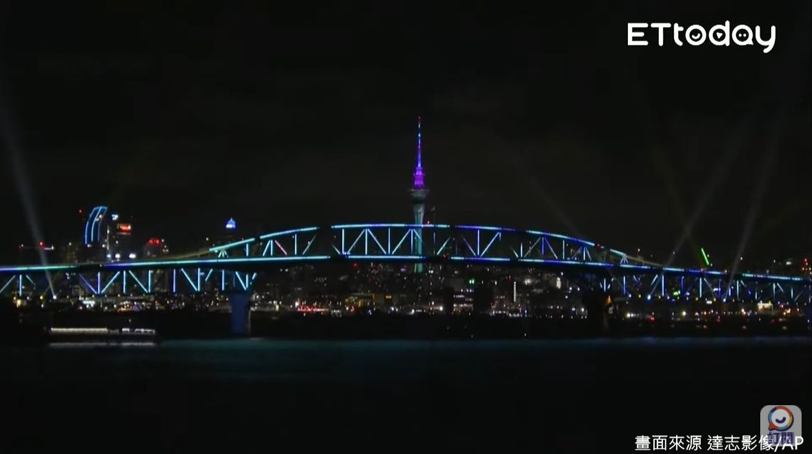 ▲▼奧克蘭（Auckland）天空塔（Sky Tower）率先跨入2022，以絕美燈光秀迎接新年。（圖／達志影像／美聯社）
