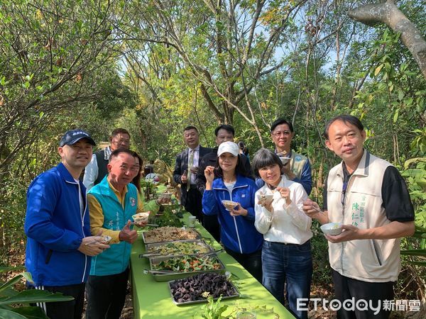 ▲郡宏光電董事長林勇任和副董事長呂昕晨，與員工一同穿著青蛙裝下水，為水雉棲地整理環境，同時宣布合作推動「『雉』愛永存、生生不息」計畫，進一步協助園區協助推廣水雉保育和生態教育。（圖／記者林悅翻攝，下同）