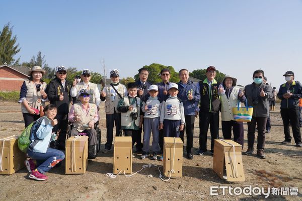 ▲台南市長黃偉哲，親自主持5隻傷癒黑琵野放，並祝福黑琵新年快樂，平安台南度冬。（圖／記者林悅翻攝，下同）