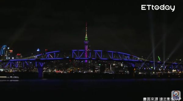 ▲▼奧克蘭（Auckland）天空塔（Sky Tower）率先跨入2022，以絕美燈光秀迎接新年。（圖／達志影像／美聯社）