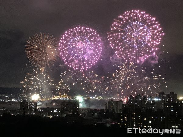 ▲▼    淡水漁人碼頭煙火         。（圖／記者劉亮亨攝）