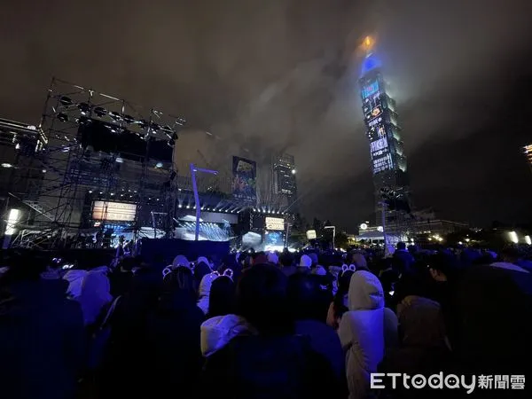 ▲▼ 因應跨年市府周邊封路，不少民眾直接席而坐，實名制人潮更是大排長龍。（圖／記者謝盛帆攝）