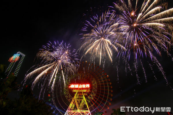 ▲「5、4、3、2、1，新年快樂！」雲林劍湖山世界主題樂園2022年跨年「飛躍花YOUNG－摩天輪浮空煙火秀」是全台唯一摩天輪浮空煙火與無人機燈光秀8分8秒璀璨演出。（圖／記者蔡佩旻攝）