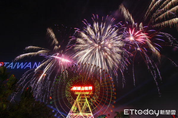 ▲「5、4、3、2、1，新年快樂！」雲林劍湖山世界主題樂園2022年跨年「飛躍花YOUNG－摩天輪浮空煙火秀」是全台唯一摩天輪浮空煙火與無人機燈光秀8分8秒璀璨演出。（圖／記者蔡佩旻攝）