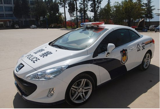 四川西昌市的女子交警大队的配备的「白色敞篷巡逻车」,引人争议.