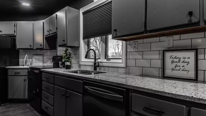 ▲▼ 美國全黑民宅爆紅。（圖／翻攝自房仲網）