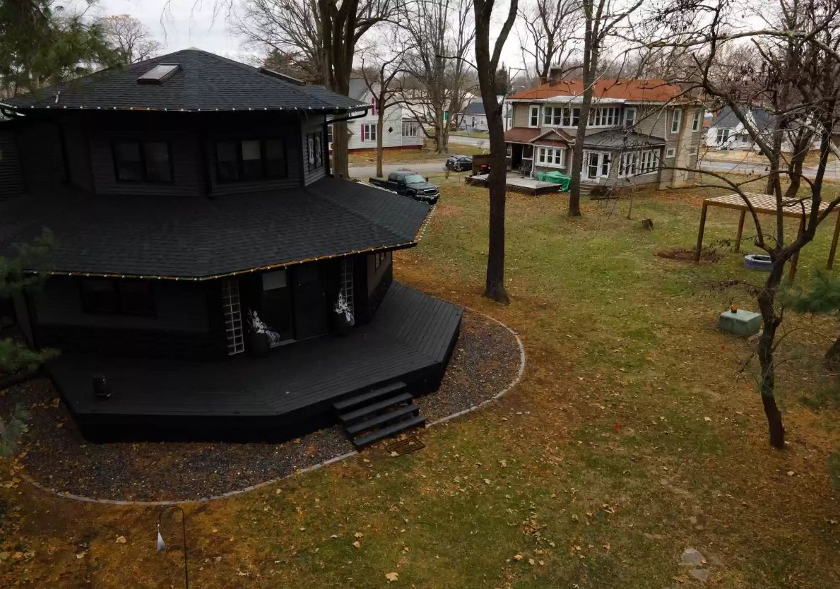 ▲▼ 美國全黑民宅爆紅。（圖／翻攝自房仲網）