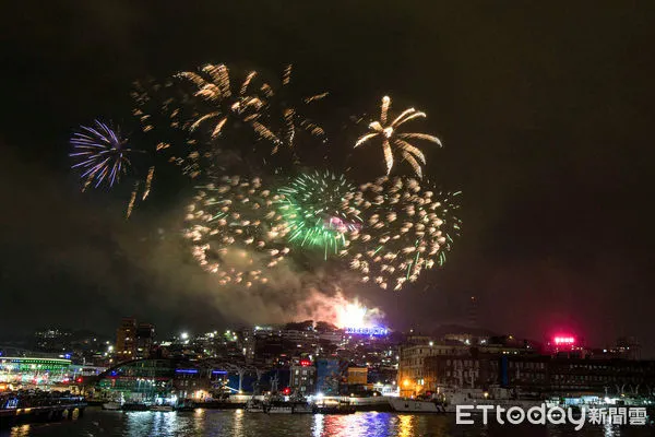 ▲「搖滾基隆大步走」煙火秀迎新年 林右昌與大家相約4月城博見。（圖／記者郭世賢翻攝）