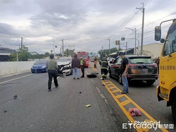 ▲▼越籍女子騎機車欲橫越馬路，遭自小客撞飛後再撞上另一輛自小客車，送醫不治。（圖／台東縣警察局提供，下同）