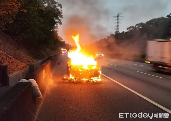 ▲桃園情侶跨完年回程在國道火燒車　小客車燒成一團廢鐵。（圖／記者黃孟珍翻攝）