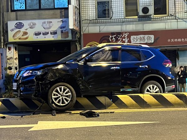 ▲台南楊姓女子跨年後，駕車返家途中疑因疲勞精神不濟，自撞安全島受輕傷。（圖／翻攝自社會事新聞群，下同）