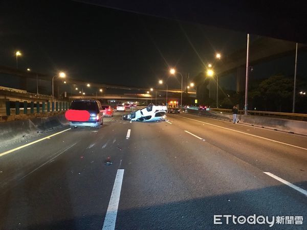 ▲▼賴男酒駕上國道撞翻車。（圖／記者陳宏瑞翻攝）