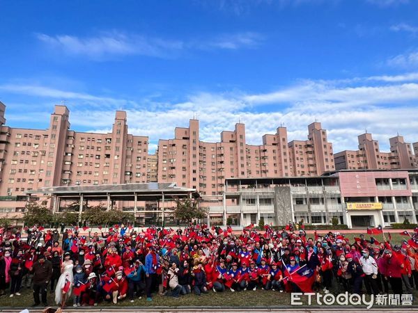 ▲台南市北區婦女會和市議員謝龍介服務處，在北區成功國中舉辦元旦升旗典禮暨｢嘉年華創意走秀活動｣，現場熱鬧滾滾。（圖／記者林悅翻攝，下同）