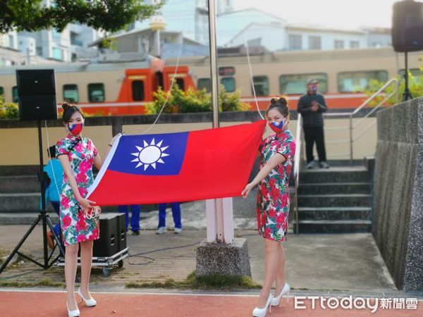 ▲台南市北區婦女會和市議員謝龍介服務處，在北區成功國中舉辦元旦升旗典禮暨｢嘉年華創意走秀活動｣，現場熱鬧滾滾。（圖／記者林悅翻攝，下同）