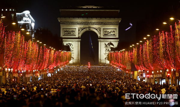 ▲▼法國巴黎跨年人潮擠爆香榭大道、凱旋門。（圖／路透）