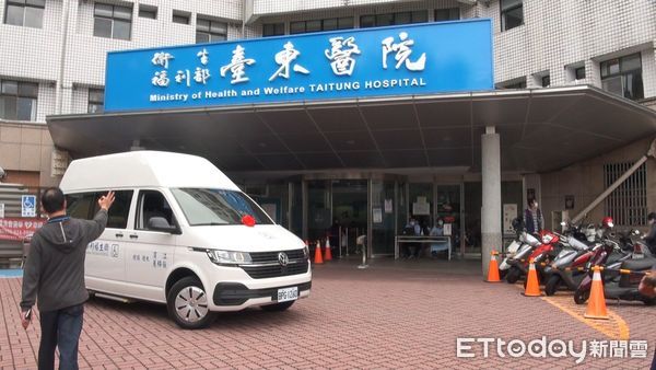 ▲2021年末最後一個上班日，一部嶄新的高頂復康車依約開到台東部立醫院大門。（圖／部東醫院提供，下同）