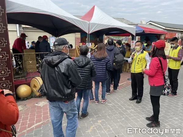 ▲▼紫南宮發放錢母。（圖／記者高堂堯翻攝）