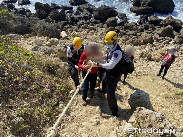 ▲高雄婦人爬柴山阿朗壹摔傷，警消及時救援             。（圖／記者吳奕靖翻攝）