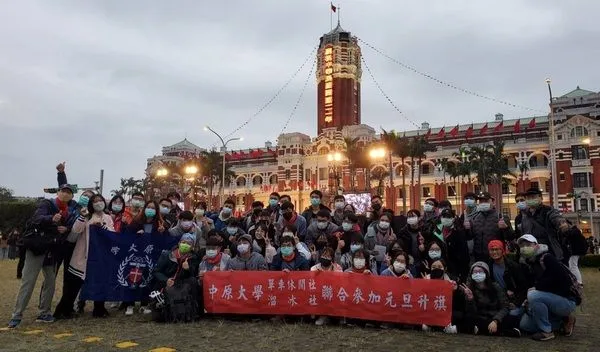 ▲桃園學子溜冰、騎單車　前進總統府迎曙光。（圖／中原大學提供）