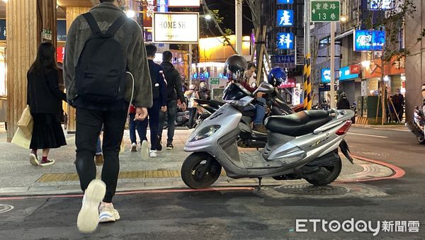 ▲▼外送員將機車騎上重慶路人行道，與來往行人穿梭而過。（圖／記者游宗樺攝）