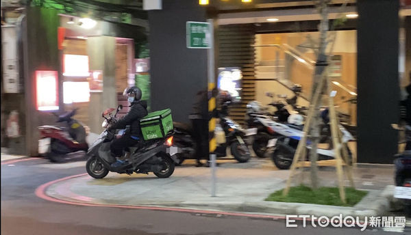 ▲▼外送員將機車騎上重慶路人行道，與來往行人穿梭而過。（圖／記者游宗樺攝）
