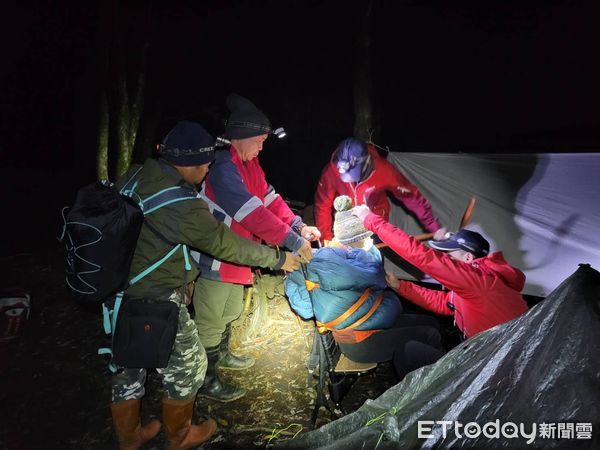 ▲▼女登鈴鳴山突發高山症，救難人員輪流將其揹下山。（圖／記鄧木卿翻攝）