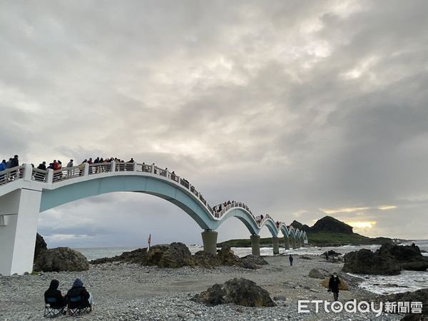 ▲▼今年台灣平地第一道曙光於元旦清晨6點30分左右緩緩在三仙台乍現。（圖／東管處提供，下同）