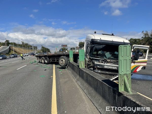 ▲失控曳引車直接騎過分隔島並波及12輛小客車。（圖／國道警察提供）