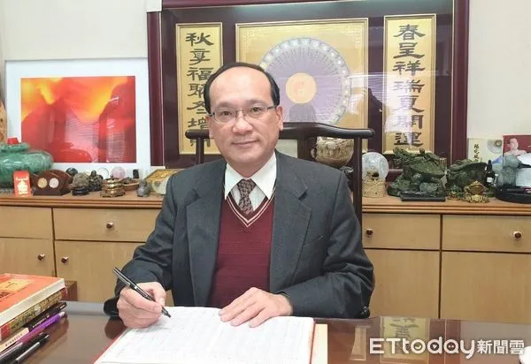 ▲台中市名門命理教育協會創會理事長楊登嵙、命理師楊登嵙。（圖／楊登嵙教授提供）