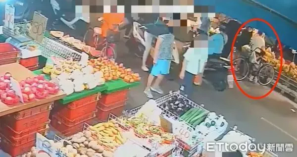 ▲▼黃婦買菜將錢包放在腳踏車前菜籃，李女用身體做掩護偷走錢包             。（圖／記者陳以昇翻攝）