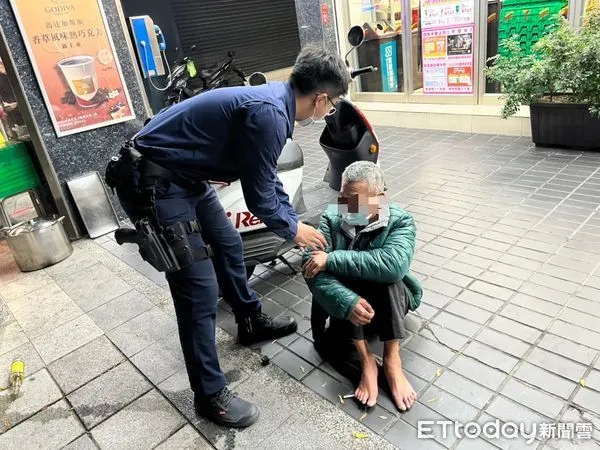 ▲▼王姓男子日前與家人發生爭吵後負氣離家，屈坐在超商前地上，一度被員警誤認為迷途老人。（圖／記者吳世龍翻攝）