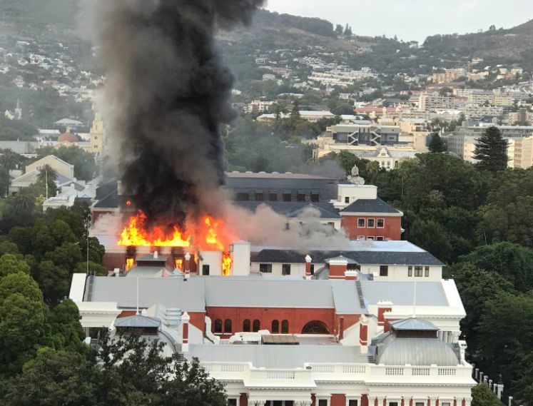 ▲▼南非議會大樓失火。（圖／翻攝自推特）