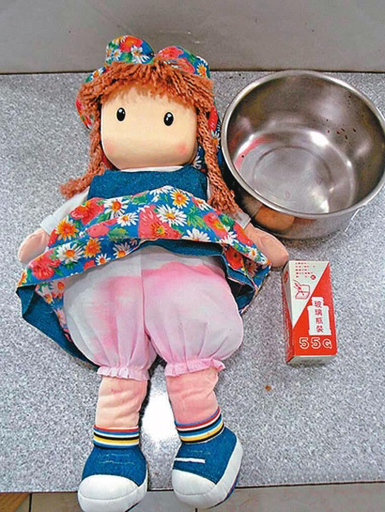 檢警以布娃娃充當女童，並在裝水的鍋中加入紅墨汁，模擬案發經過。（警方提供）