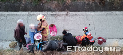 上工首出意外！機車雙載摔落排水溝　採蔥女2傷1人骨折送醫