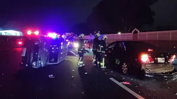 ▲▼國二南下38公里處發生5車連環車禍，警方到場排除事故。（圖／記者游宗樺翻攝）