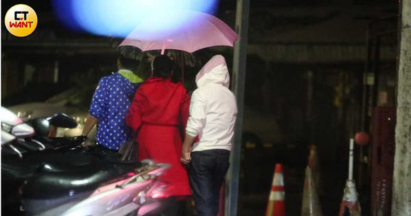 娛樂報報1／才自爆分居計畫　屈中恆指纏Vicky「冒雨為她撐傘」