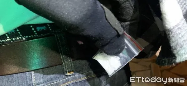 ▲▼員警在男子襯衫口袋中查獲海洛因，又在長褲、零錢包、車內置物箱起出2級毒品安非他命。（圖／吉安警分局提供，下同）