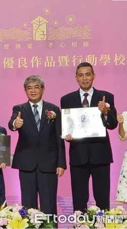 ▲2021年高級中等以下學校孝道教育行動學校甄選，台南市光華高中脫穎而出，接受教育部蔡清華次長親自頒獎表揚。（圖／記者林悅翻攝，下同）